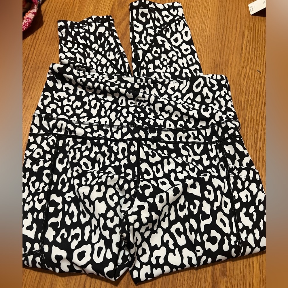 Zyia Active Light and Tight Leopard Print size 4 cropped​​ - Picture 2 of 3